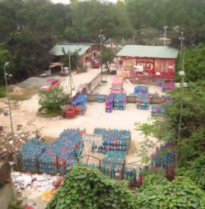 Hàng ngàn bình gas nằm la liệt ngoài trời khiền nhiều người đi qua không khỏi rùng mình. Ảnh: cắt từ clíp Hàng ngàn bình gas nằm la liệt ngoài trời khiền nhiều người đi qua không khỏi rùng mình. Ảnh: cắt từ clíp