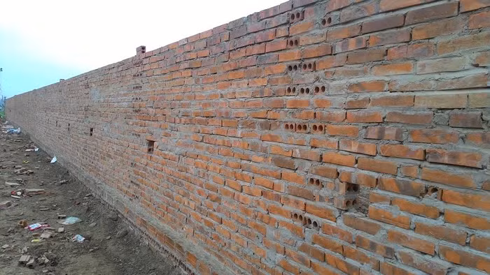 Quy định phải xây gạch không nung nhưng nhà thầu lại xây dựng gạch nung. Ảnh Đinh Đức