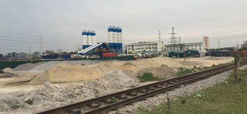 Thêm một trạm trộn bê tông mới đang được hình thành và chuẩn bị đi vào hoạt động nằm ngay sát đường tàu. Ảnh: Văn Phan