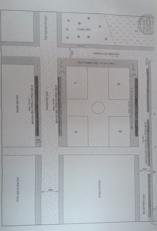 Sơ đồ thể hiện vị trí Công ty Tân Nhật Linh quây vỉa hè, công viên làm bãi trông xe là sai so với giấy phép. Ảnh Bảo Nam.