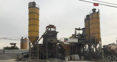 Trạm trôn bệ tông này đang khiến cuộc sống của nhiều người dân sống trong ô nhiễm. Ảnh: Văn Phan