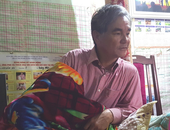 Ông Viên Đình Dìn, trú tại thôn 8, xã Quảng Hải bị một số đối tượng lao vào “đánh hội đồng” khi ông đang là thư ký Hội nghị cử tri giới thiệu đại biểu ứng cử hội đồng nhân dân cấp xã. Ảnh Duy Phong. Ông Viên Đình Dìn, trú tại thôn 8, xã Quảng Hải bị một số đối tượng lao vào “đánh hội đồng” khi ông đang là thư ký Hội nghị cử tri giới thiệu đại biểu ứng cử hội đồng nhân dân cấp xã. Ảnh Duy Phong.