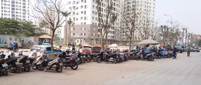 Bãi trông xe trái phép của Công ty Ngọc Diệp nằm trong sân của tòa nhà HH4C, gây cản trở việc đi lại của người dân. Ảnh Bảo Nam.