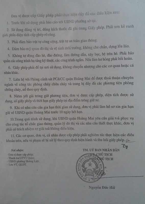 Giấy phép sử dụng tạm thời hè phố do UBND quận Hoàng Mai cấp cho Công ty Tân Nhật Linh. Ảnh Bảo Nam.
