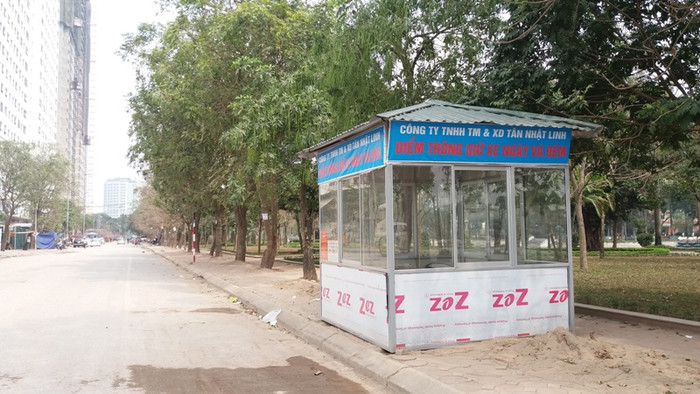 Bốt trông xe ngày và đêm do Công ty Tân Nhật Linh dựng lên để phục vụ cho việc trông xe cách đó không xa cũng nằm trên diện tích của công viên. Ảnh Bảo Nam.