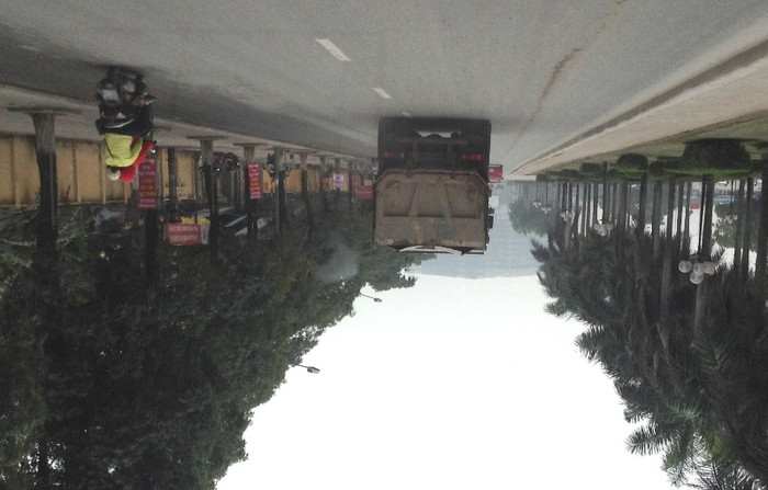 Xe tải không biển kiểm soát, không che chắn cẩn thận vẫn nghênh ngang chạy trên đường Lê Đức Thọ, thuộc quản lý của Đội CSGT số 6. Ảnh chụp lúc 8h30' ngày 27/3/2016 Xe tải không biển kiểm soát, không che chắn cẩn thận vẫn nghênh ngang chạy trên đường Lê Đức Thọ, thuộc quản lý của Đội CSGT số 6. Ảnh chụp lúc 8h30' ngày 27/3/2016