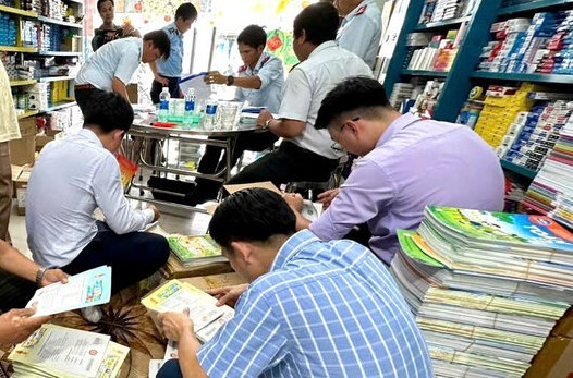 Lực lượng chức năng kiểm tra tại một nhà sách tại Bạc Liêu. Ảnh: Lao động Sach-Gia.jpg