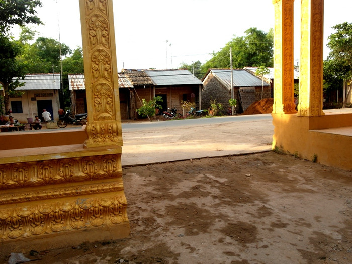 Bên cạnh ngôi chùa lớn, nguy nga này, người dân Khơme vẫn còn ở trong những ngôi nhà tranh lụp xụp. Bên cạnh ngôi chùa lớn, nguy nga này, người dân Khơme vẫn còn ở trong những ngôi nhà tranh lụp xụp.