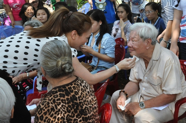 Mỹ Tâm ân cần thấm mồ hôi cho một "chú nghệ sĩ" ở độ tuổi xế chiều. Mỹ Tâm ân cần thấm mồ hôi cho một "chú nghệ sĩ" ở độ tuổi xế chiều.