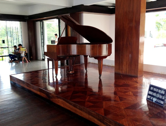 Trên sân thượng còn có phòng khiêu vũ dành cho Tổng thống, phu nhân Tổng thống và các tướng lĩnh. Trên sân thượng còn có phòng khiêu vũ dành cho Tổng thống, phu nhân Tổng thống và các tướng lĩnh.