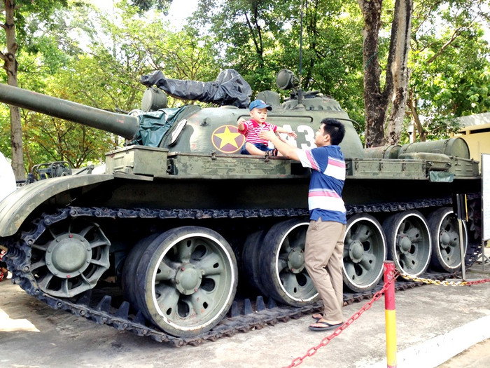 Ông bố trẻ thư thả bế đứa con trai nhỏ lên chiếc xe tăng T54, số hiệu 843 lịch sử. Chiếc xe này đã húc đổ cổng Phủ đầu rồng lúc 10 giờ 45 phút ngày 30/4/1975, chiếc xe tăng thuộc Đại đội 4, Tiểu đoàn 1, Lũ đoàn xe tăng 203, Quân đoàn 2, đã tiến vào húc sập cổng phụ Phủ Đầu Rồng của chính quyền ngụy quyền. Ông bố trẻ thư thả bế đứa con trai nhỏ lên chiếc xe tăng T54, số hiệu 843 lịch sử. Chiếc xe này đã húc đổ cổng Phủ đầu rồng lúc 10 giờ 45 phút ngày 30/4/1975, chiếc xe tăng thuộc Đại đội 4, Tiểu đoàn 1, Lũ đoàn xe tăng 203, Quân đoàn 2, đã tiến vào húc sập cổng phụ Phủ Đầu Rồng của chính quyền ngụy quyền.