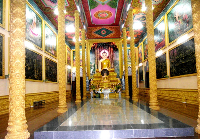 Bên trong chánh điện chùa Vàm Ray. Trên các vách tường là những hình ảnh tái hiện cuộc đời của Đức Phật Thích Ca, hoàn toàn không có tấm ảnh nào của ông Trầm Bê.