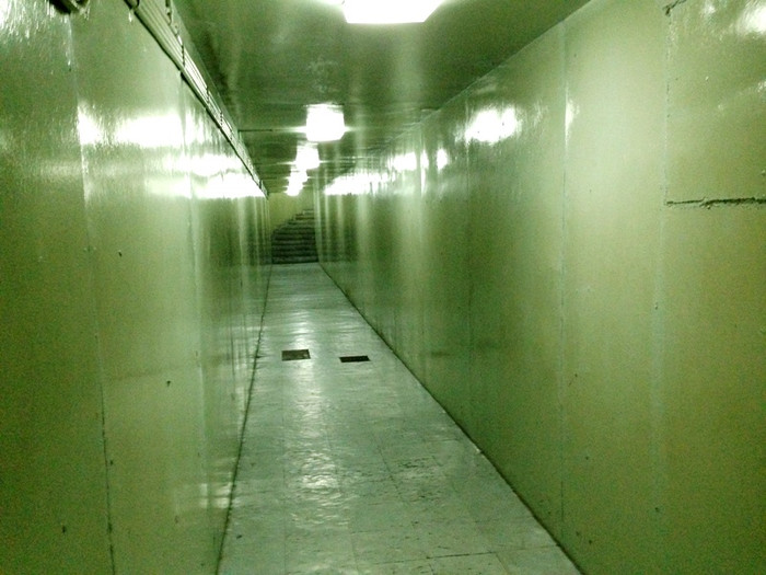 Dưới lòng đất là những con đường sâu hun hút, vách nền đều được bọc thép. Dưới lòng đất là những con đường sâu hun hút, vách nền đều được bọc thép.