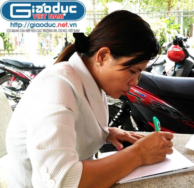 Bà Phạm Thị Bình, nạn nhân vụ đánh ghen "lột truồng, quay clip tung lên mạng" đang viết đơn tố cáo. Ảnh: Dương Cầm Bà Phạm Thị Bình, nạn nhân vụ đánh ghen "lột truồng, quay clip tung lên mạng" đang viết đơn tố cáo. Ảnh: Dương Cầm