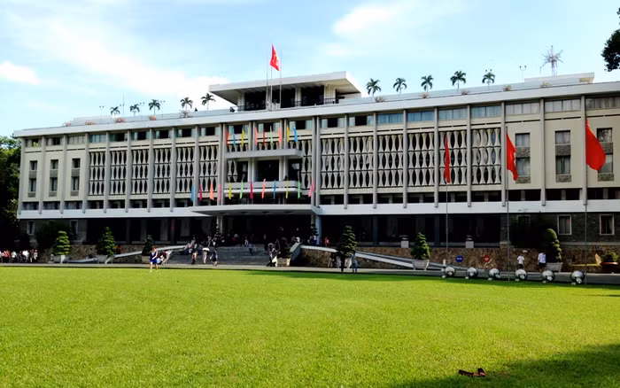 Dinh Thống Nhất ngợp nắng trong ngày kỷ niệm 30/4.