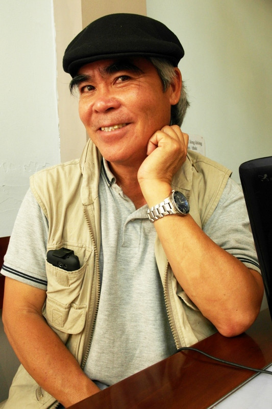 "Trong lúc “nhắm” vào máy hình, tôi bất chợt thấy lọt vào ống kính của mình một cô bé trần truồng, khoảng 9 tuổi từ khu vực trúng bom lúc nãy, chạy ra quốc lộ' . Nick Út kể. Ảnh: Dương Cầm "Trong lúc “nhắm” vào máy hình, tôi bất chợt thấy lọt vào ống kính của mình một cô bé trần truồng, khoảng 9 tuổi từ khu vực trúng bom lúc nãy, chạy ra quốc lộ' . Nick Út kể. Ảnh: Dương Cầm