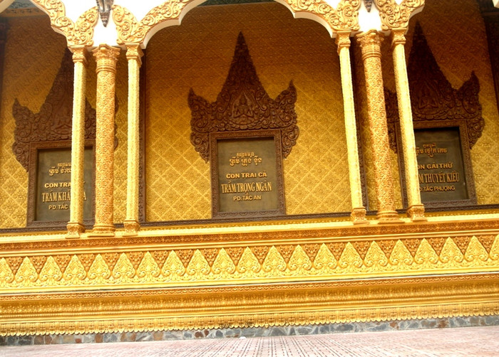 Bảng công đức đề tên 3 người con của ông Trầm Bê: Trầm Trọng Ngân, Trầm Thuyết Kiều, Trầm Khải Hòa. Bảng công đức đề tên 3 người con của ông Trầm Bê: Trầm Trọng Ngân, Trầm Thuyết Kiều, Trầm Khải Hòa.