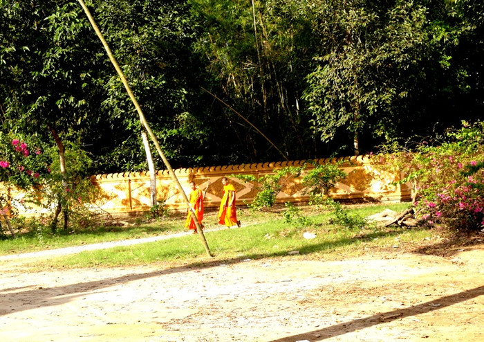 Các sư thầy thư thả trong khuôn viên rộng lớn của ngôi chùa. Các sư thầy thư thả trong khuôn viên rộng lớn của ngôi chùa.