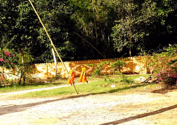 Các sư thầy thư thả trong khuôn viên rộng lớn của ngôi chùa.