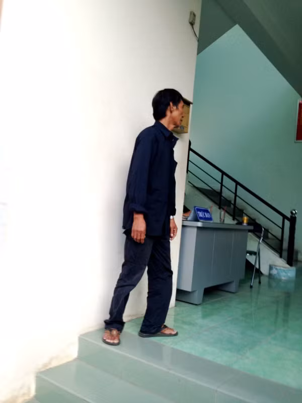 Thấy vợ bị bắt, ông Lê Đình Phú, chồng bà Tuyết hoảng hốt...Ảnh: Dương Cầm