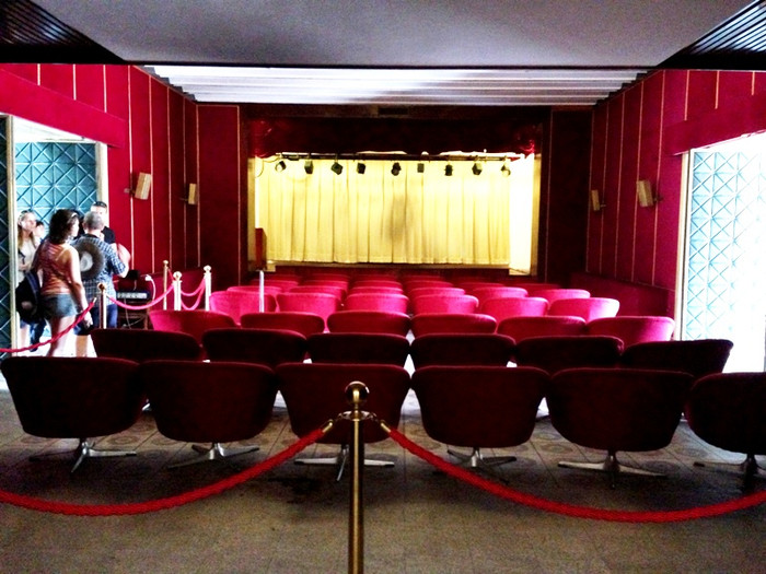 Phòng chiếu phim (tầng 3). Phòng chiếu phim (tầng 3).