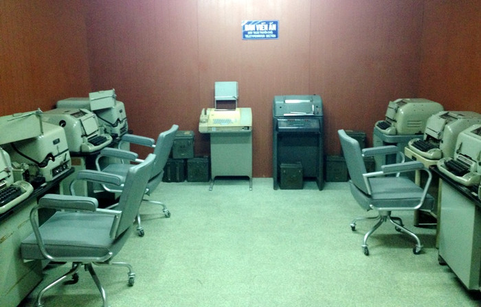 Ở tầng hầm có đầy đủ các phòng truyền tin, phòng in ấn.... bảo đảm việc phát mệnh lệnh của Tổng thống ra bên ngoài. Ở tầng hầm có đầy đủ các phòng truyền tin, phòng in ấn.... bảo đảm việc phát mệnh lệnh của Tổng thống ra bên ngoài.