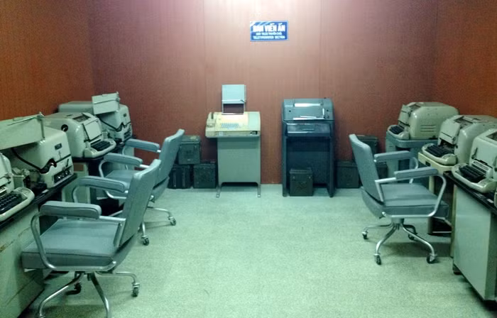 Ở tầng hầm có đầy đủ các phòng truyền tin, phòng in ấn.... bảo đảm việc phát mệnh lệnh của Tổng thống ra bên ngoài.