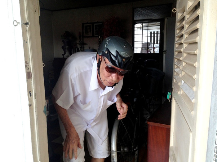 "Thằng Kiệt hiền queo hà, tử tế với mẹ lắm" - Nhà giáo già, cũng là hàng xóm sát vách nhà mẹ thầy Kiệt nói. Ảnh: Dương Cầm