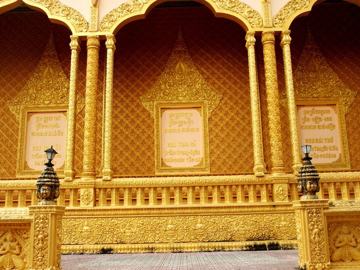 Bảng công đức đề tên 3 người con của ông Trầm Bê nằm trên vách, lối vào cổng phụ bên hông phải chánh điện chùa Vàm Ray.