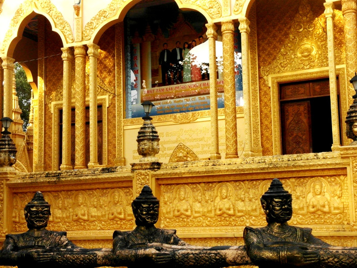 Mặt sau ngôi chánh điện chùa Vàm Ray. Mặt sau ngôi chánh điện chùa Vàm Ray.