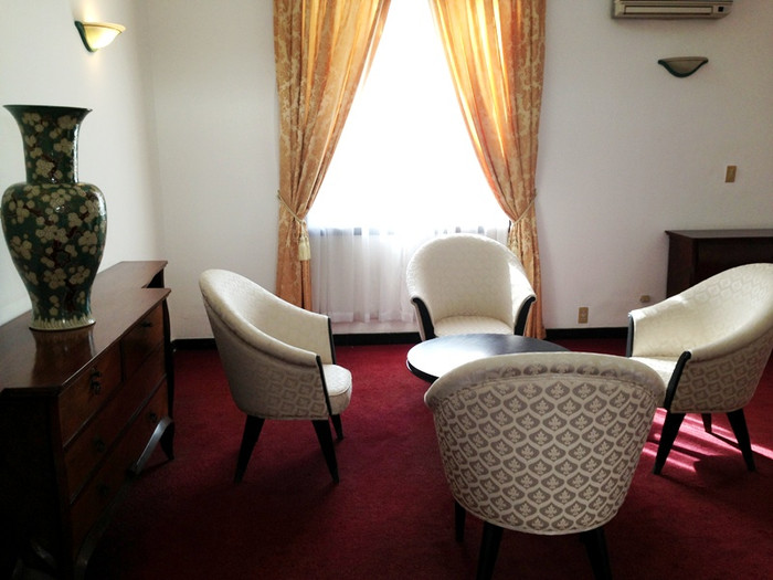 Nơi ngồi sinh hoạt trong phòng phu nhân Tổng thống. Nơi ngồi sinh hoạt trong phòng phu nhân Tổng thống.