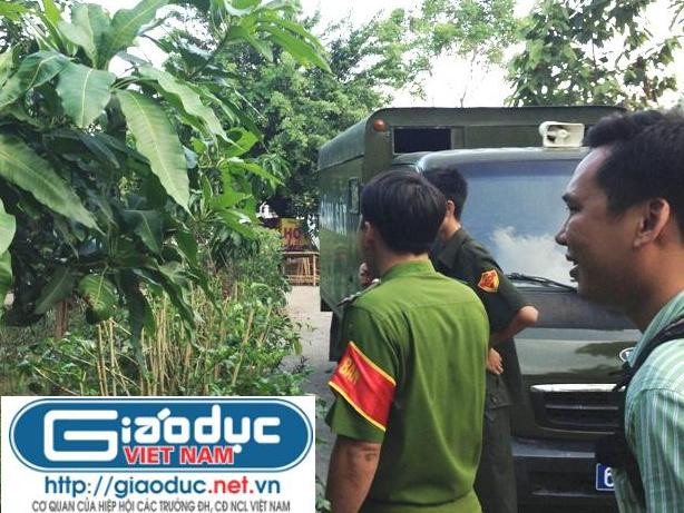 Công an thành phố Thủ Dầu Một yêu cầu phóng viên không được đứng gần chiếc xe đặc chủng. Ảnh: Dương Cầm