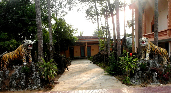 Hai "ông hổ" hùng dũng chầu hai bên lối vào khu nhà bếp. Hai "ông hổ" hùng dũng chầu hai bên lối vào khu nhà bếp.