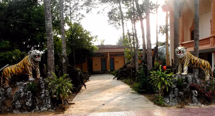 Hai "ông hổ" hùng dũng chầu hai bên lối vào khu nhà bếp.