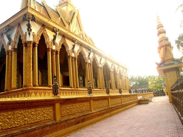 Chùa Cà Hom nhìn từ phía trước. Chùa Cà Hom nhìn từ phía trước.