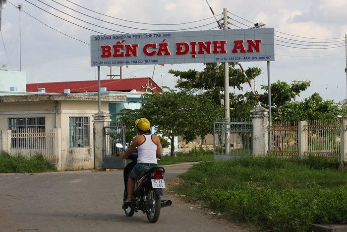 Vụ giết người làm xôn xao thị trấn Định An vốn yên tĩnh. Vụ giết người làm xôn xao thị trấn Định An vốn yên tĩnh.