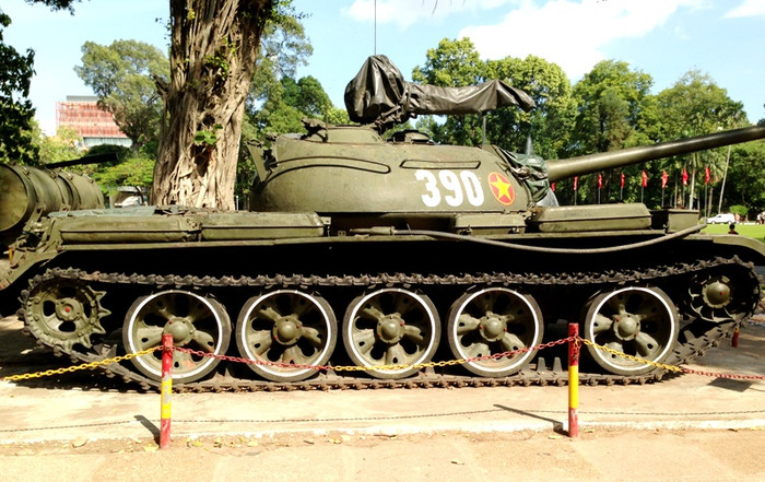 Chiếc xe tăng T59, số hiệu 390, thuộc Đại đội 4, Tiểu đoàn 1, Lữ đoàn xe tăng 203, Quân đoàn 2 đã húc cổng chính Phủ đầu rồng, tiến vào bên trong. Chiếc xe tăng T59, số hiệu 390, thuộc Đại đội 4, Tiểu đoàn 1, Lữ đoàn xe tăng 203, Quân đoàn 2 đã húc cổng chính Phủ đầu rồng, tiến vào bên trong.