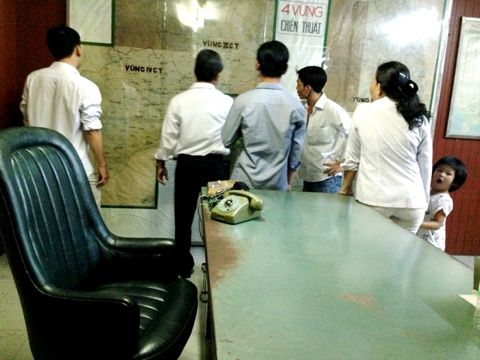 Bàn làm việc của Tổng thống ở tầng hầm. Bàn làm việc của Tổng thống ở tầng hầm.