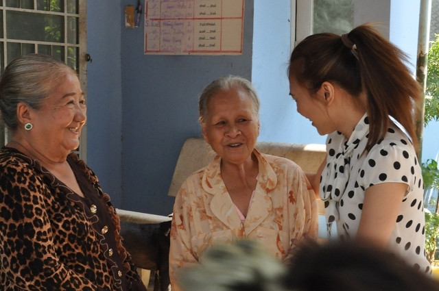 Nhiều nghệ sĩ già, neo đơn đang tá túc tại Viện Dưỡng lão Nghệ sĩ TP.HCM đã mừng vui khi "họa mi tóc nâu" đến thăm. Nhiều nghệ sĩ già, neo đơn đang tá túc tại Viện Dưỡng lão Nghệ sĩ TP.HCM đã mừng vui khi "họa mi tóc nâu" đến thăm.