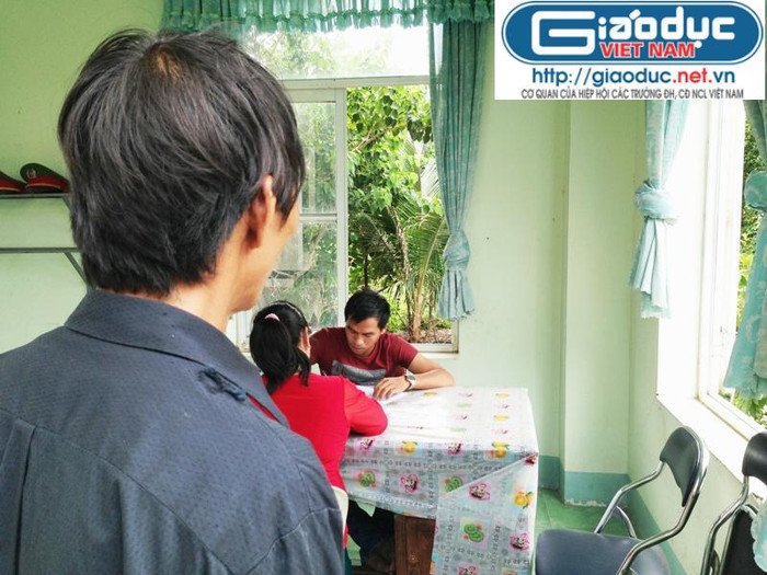 Ông Lê Đình Phú đứng tần ngần bên ngoài xem chừng người vợ "dữ dội" của mình trình bày sự việc với công an thành phố Thủ Dầu Một. Ảnh: Dương Cầm Ông Lê Đình Phú đứng tần ngần bên ngoài xem chừng người vợ "dữ dội" của mình trình bày sự việc với công an thành phố Thủ Dầu Một. Ảnh: Dương Cầm