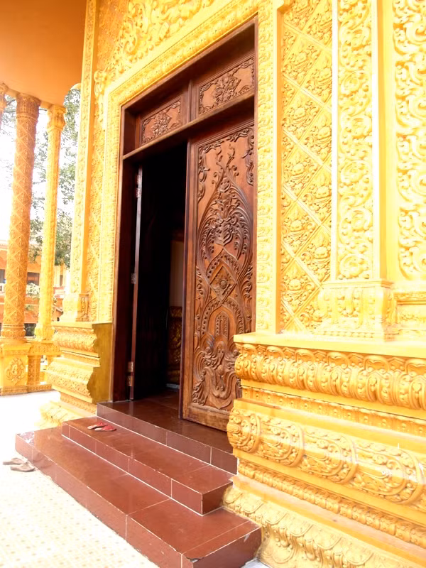 Các cổng vào chánh điện đều được làm bằng gỗ quý.