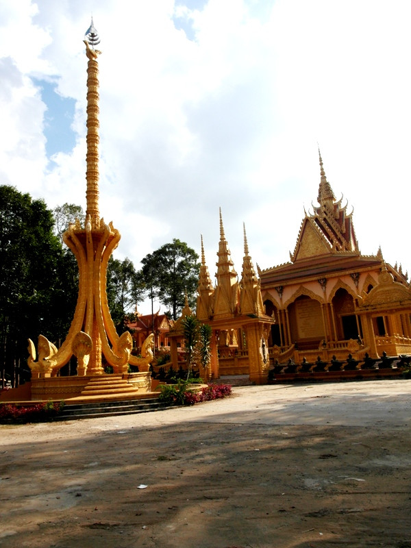 Một góc chùa Vàm Ray. Một góc chùa Vàm Ray.