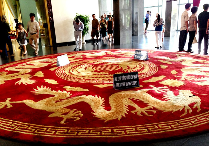 Thảm trang trí ở tầng 1 dinh Thống Nhất. Thảm trang trí ở tầng 1 dinh Thống Nhất.