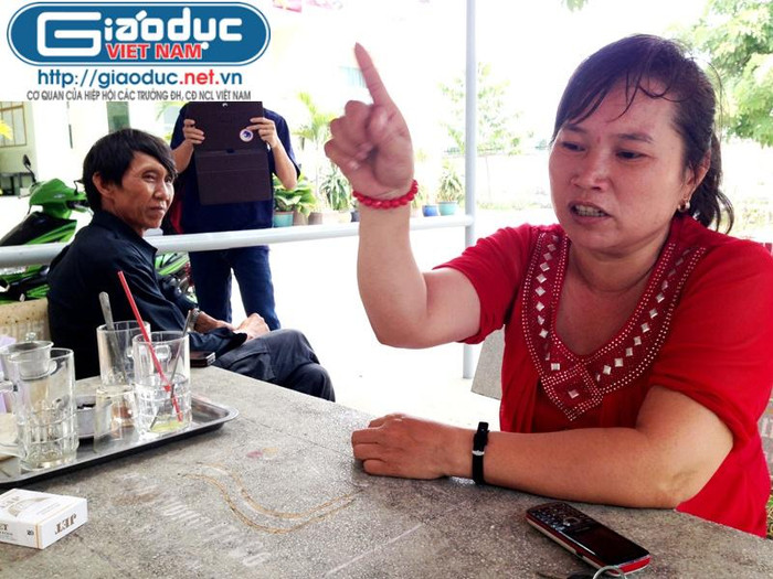 Bà Lê Thị Tuyết đang "kể tội" chồng với phóng viên. Bà vợ này cho biết chỉ gọi chồng bằng "mày, tao" từ khi phát hiện chồng ngủ ở nhà bà Phạm Thị Bình. Ảnh: Dương Cầm Bà Lê Thị Tuyết đang "kể tội" chồng với phóng viên. Bà vợ này cho biết chỉ gọi chồng bằng "mày, tao" từ khi phát hiện chồng ngủ ở nhà bà Phạm Thị Bình. Ảnh: Dương Cầm