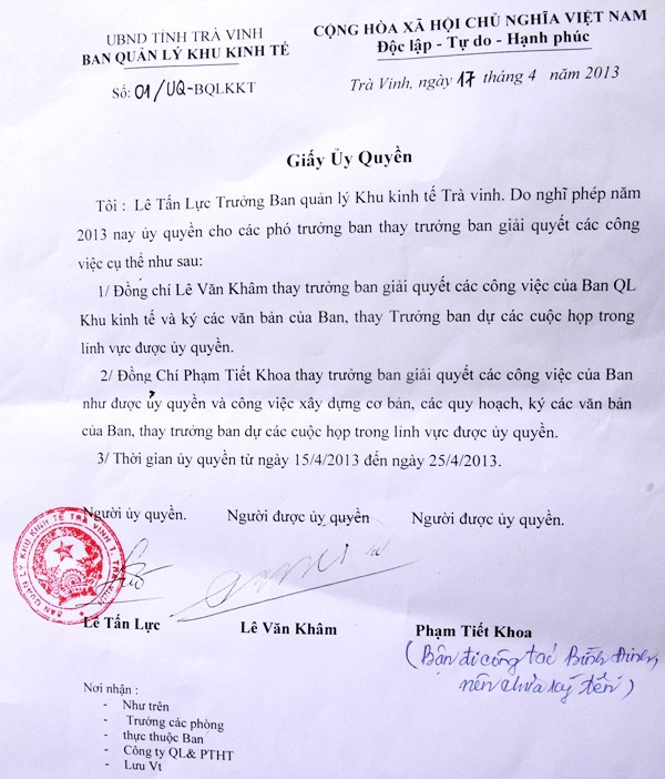 Giấy Ủy quyền xin tạm "nghỉ phép" năm của ông Lê Tấn Lực gửi cho toàn thể cán bộ, nhân viên Ban Quản lý khu Kinh tế Trà Vinh vào sáng nay, 17/4. Ảnh: Dương Cầm