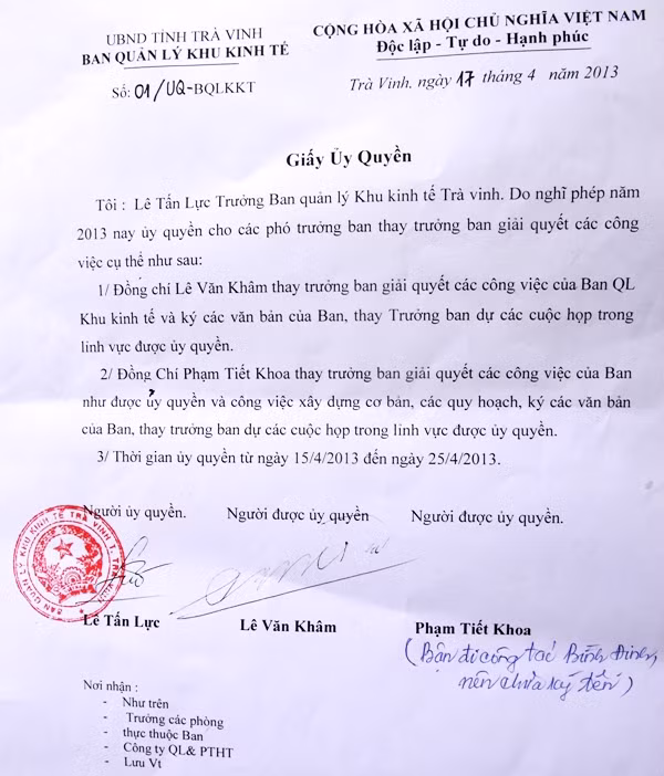 Giấy Ủy quyền xin tạm "nghỉ phép" năm của ông Lê Tấn Lực gửi cho toàn thể cán bộ, nhân viên Ban Quản lý khu Kinh tế Trà Vinh vào sáng nay, 17/4. Ảnh: Dương Cầm
