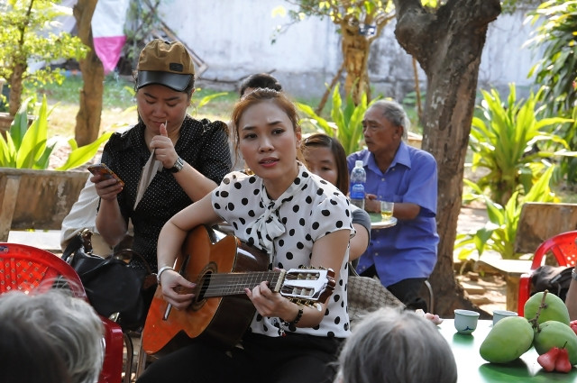 Cô đã ôm đàn guitar, hát say sưa những ca khúc "xưa cũ" quen thuộc mà thế hệ những nghệ sĩ già từng nghe. Cô đã ôm đàn guitar, hát say sưa những ca khúc "xưa cũ" quen thuộc mà thế hệ những nghệ sĩ già từng nghe.