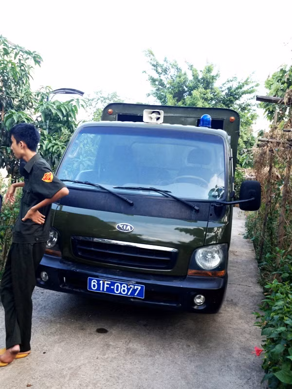 Cậu dân phòng này rất nhỏ nhẹ: "Các anh phóng viên thông cảm ra ngoài, không em bị sếp mắng". Ảnh: Dương Cầm