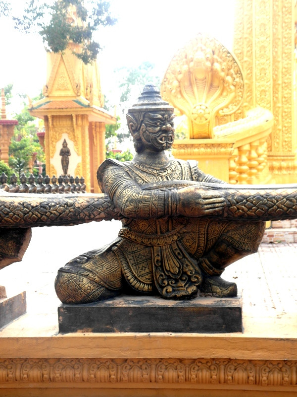 Tượng chằn trong tư thế ngồi. Tượng chằn trong tư thế ngồi.