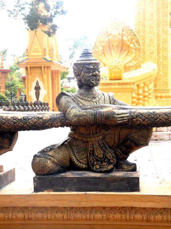 Tượng chằn trong tư thế ngồi.